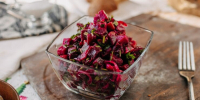 Вкусный салат со свеклой: домашних от него за уши не оттащить — простой и быстрый рецепт - Pg11.Ru