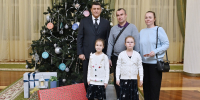 Дмитрий Братыненко исполнил мечты сестёр-двойняшек в рамках акции "Ёлка желаний". - ИА Комиинформ